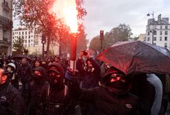 Zamieszki we Francji. Ponad 2 miliony osób na ulicach, policjant podpalony koktajlem Mołotowa