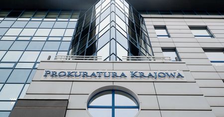 Chciał wręczyć skrzynkę z winem i gotówką. Adwokat usłyszał zarzuty korupcyjne