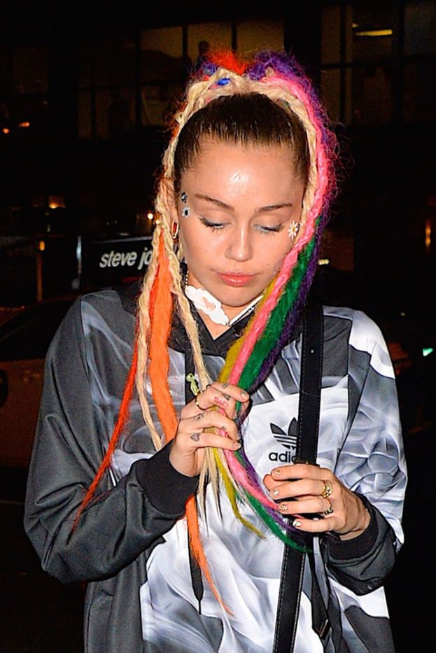 Miley z kolorowymi doczepionymi dredami!