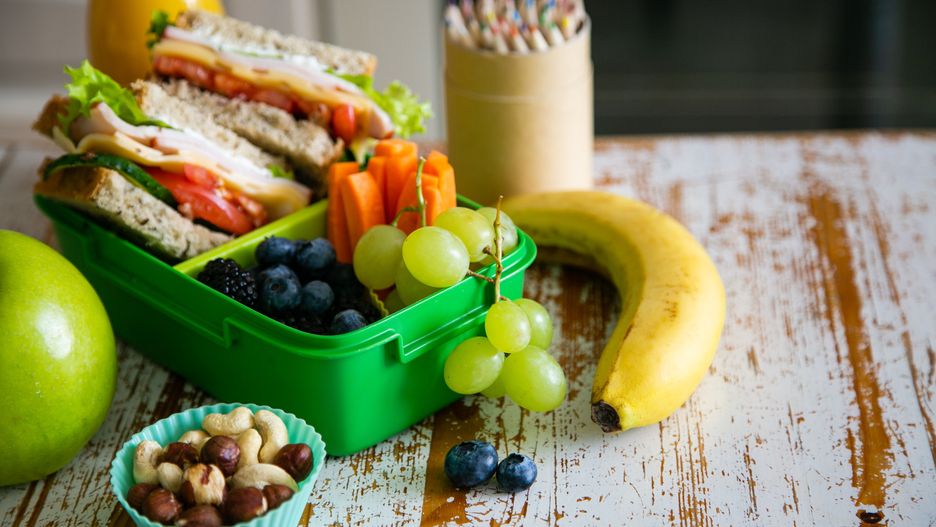 Aby poprawić pamięć i koncentrację warto zadbać o dobrze zbilansowaną dietę.