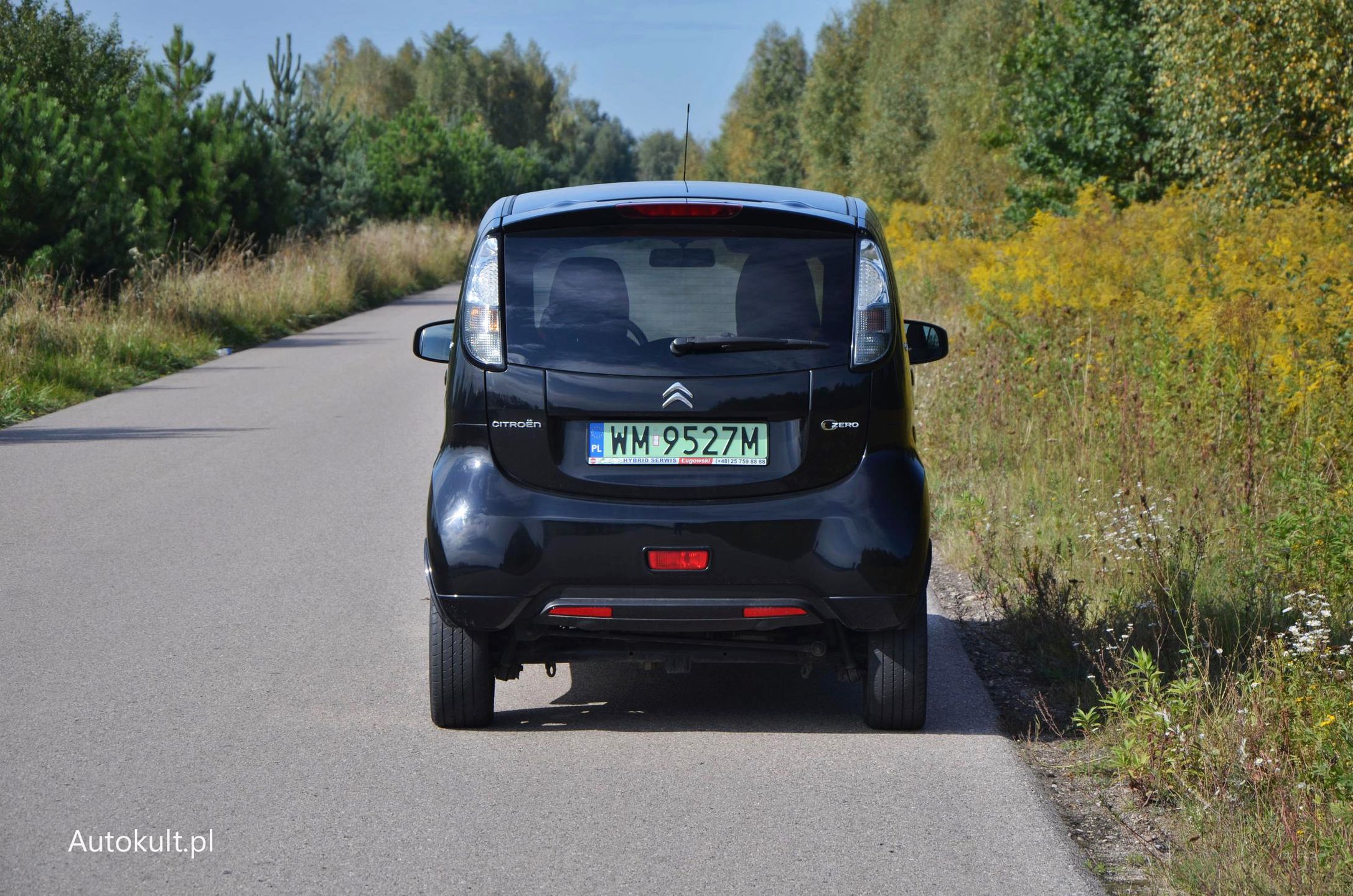 Z tyłu mitsubishi ma inaczej umieszczone odblaski w zderzaku i są one w innym miejscu. Część jest jednak w pełni zamienna