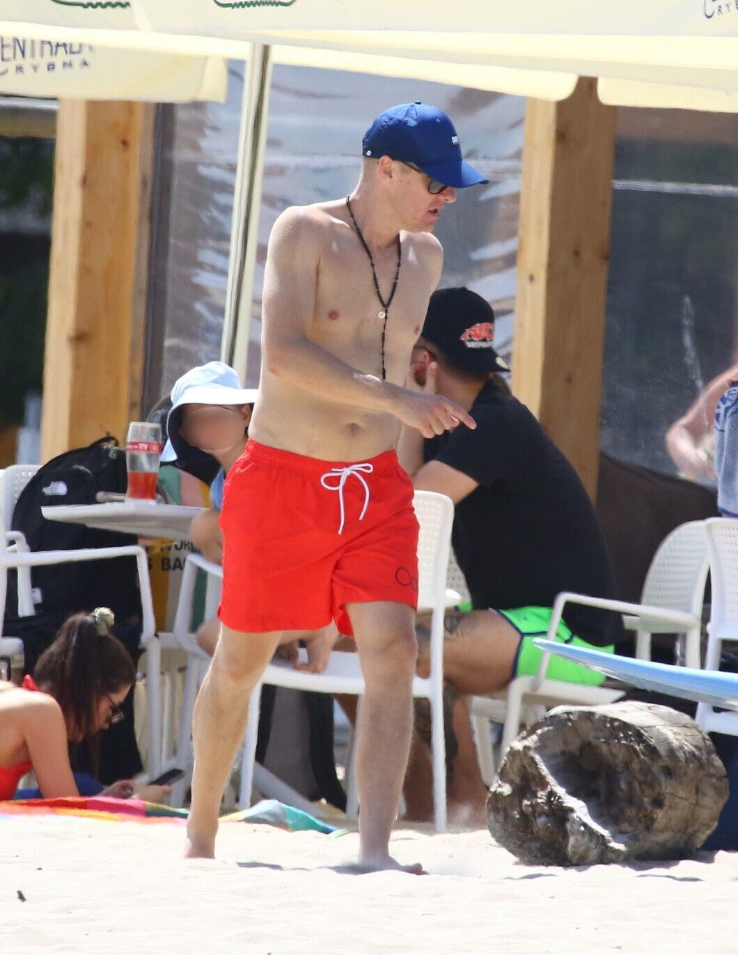 Marcin Mroczek wypoczywa nad morzem z żoną i synami