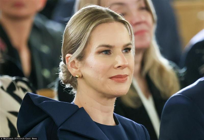 "Nietrafiony fason". Stylistka Agaty Dudy oceniła kreację Nawrockiej