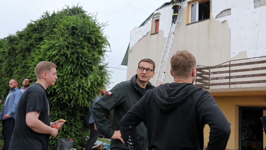 Premier Mateusz Morawiecki podczas wizyty we wsi Librantowa koło Nowego Sącza
