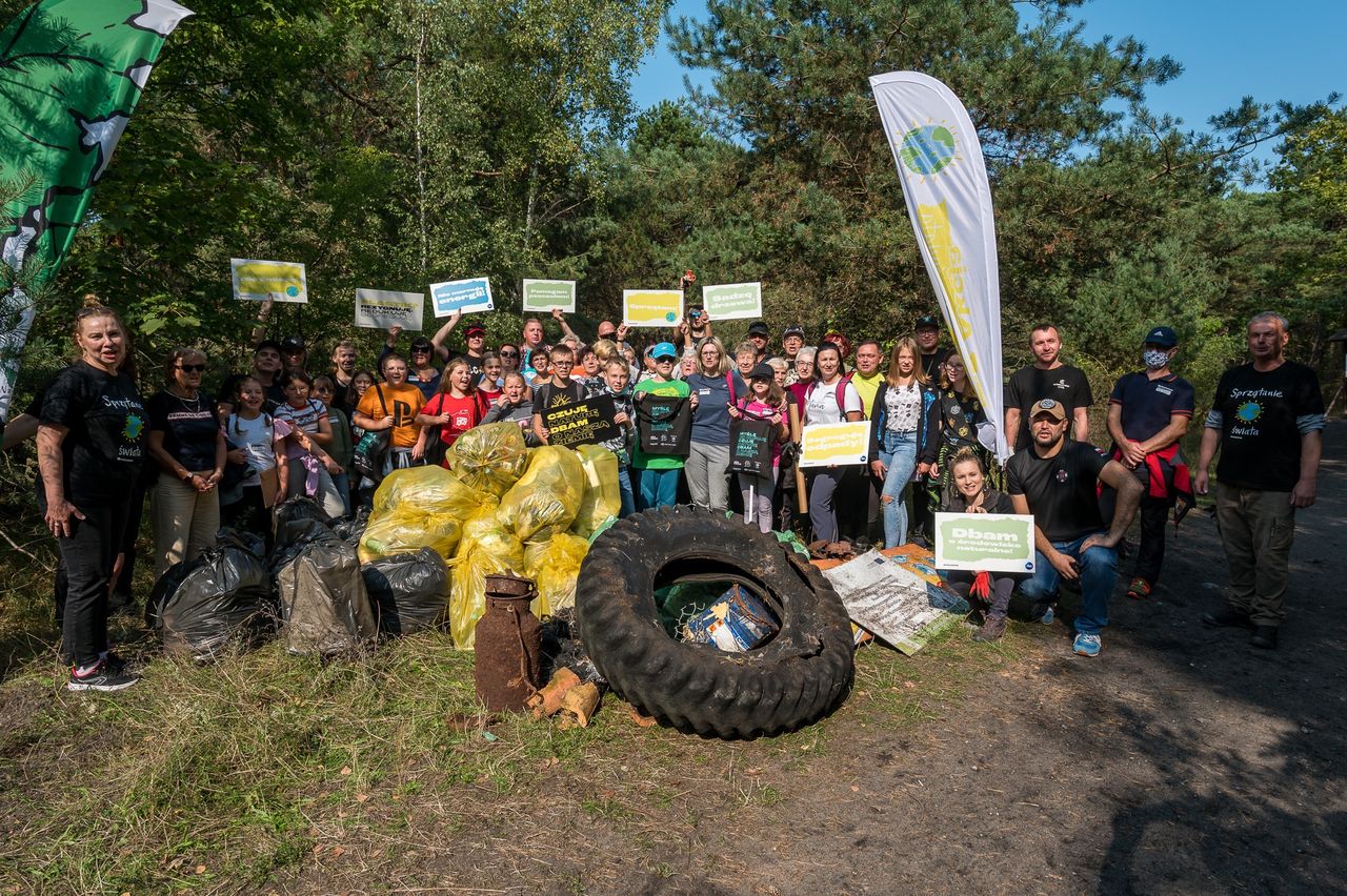 „Polskie plaże bez plastiku” – z helskich plaż w weekend sprzątnięto niemal tonę śmieci