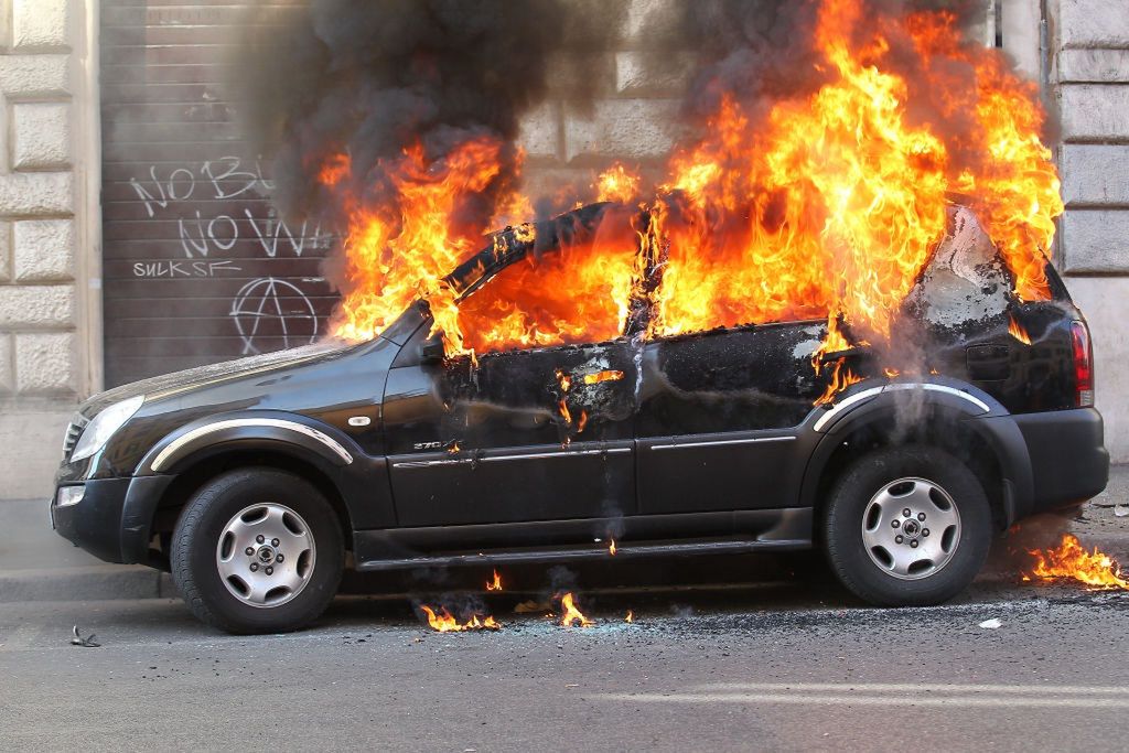 5-latek w płonącym samochodzie w Płocku. Zdjęcie ilustracyjne