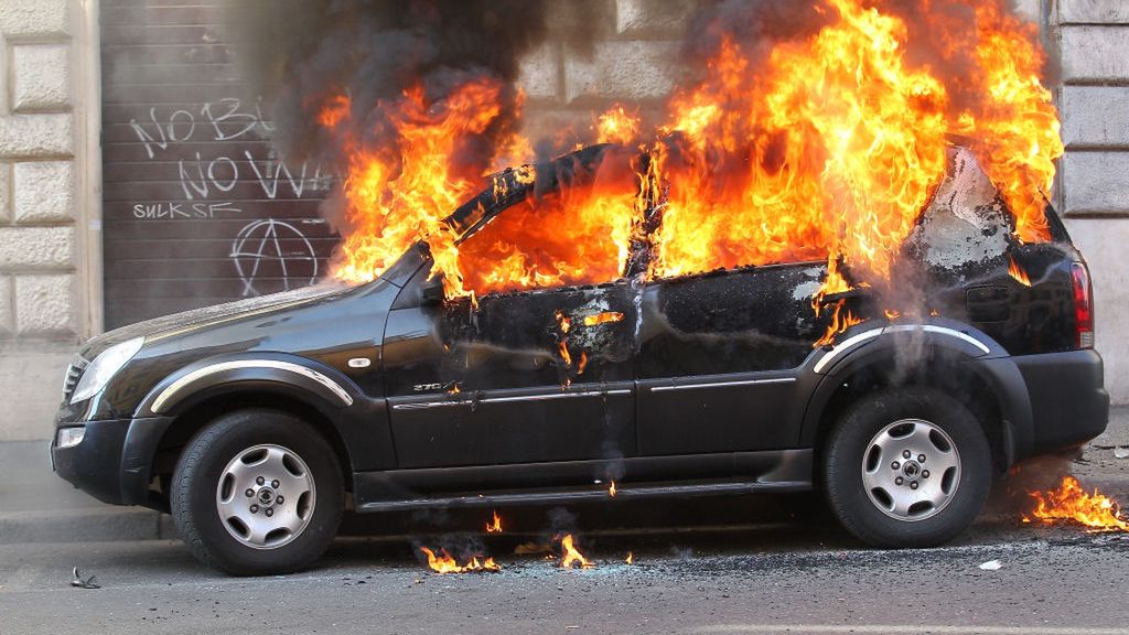 5-latek w płonącym samochodzie w Płocku. Zdjęcie ilustracyjne