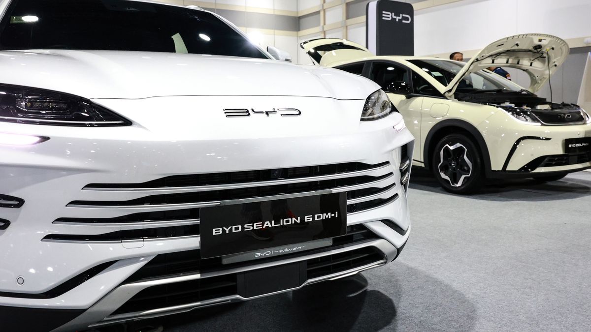 BANGKOK, THAILAND - OCTOBER 26: A BYD Sealion 6 DMi electric car is seen during the 2024 Bangkok EV Expo at the Queen Sirikit National Convention Center in Bangkok, Thailand on October 26, 2024. (Photo by Valeria Mongelli/Anadolu via Getty Images)