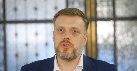 Emocje wokół okładki "Newsweeka". Adrian Zandberg komentuje