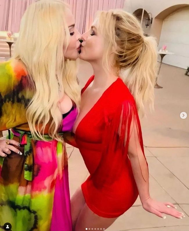 Madonna chwali się zdjęciami ze ślubu Britney Spears