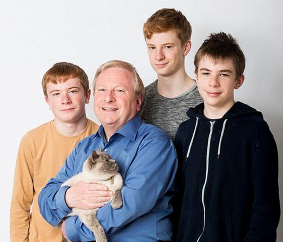 Brytyjczyk wychowuje synów samotnie. Chłopców urodziła surogatka
