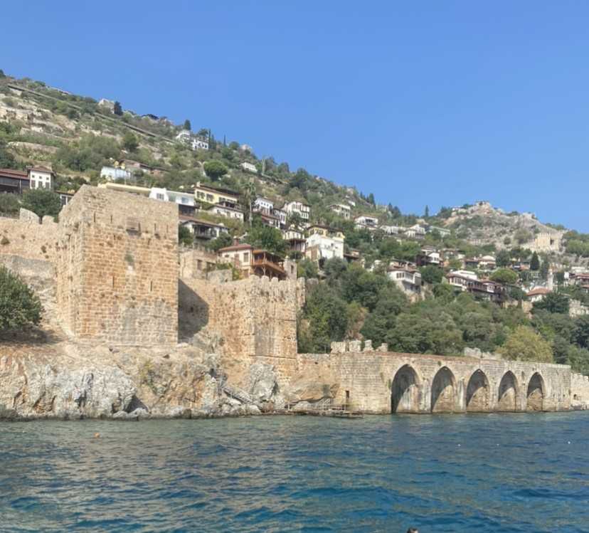 Widok z jachtu na Alanya Tersanesi