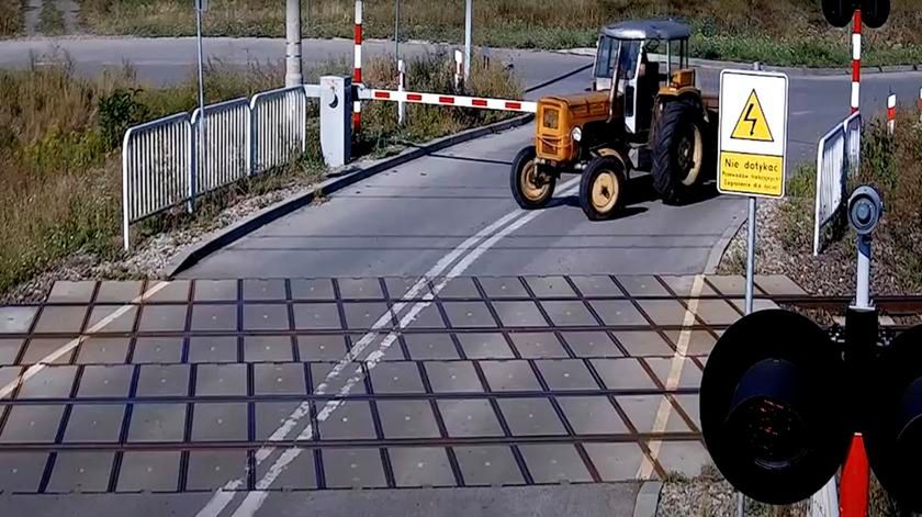 Lubelszczyzna. Ominął rogatki i pędził traktorem prosto pod pociąg