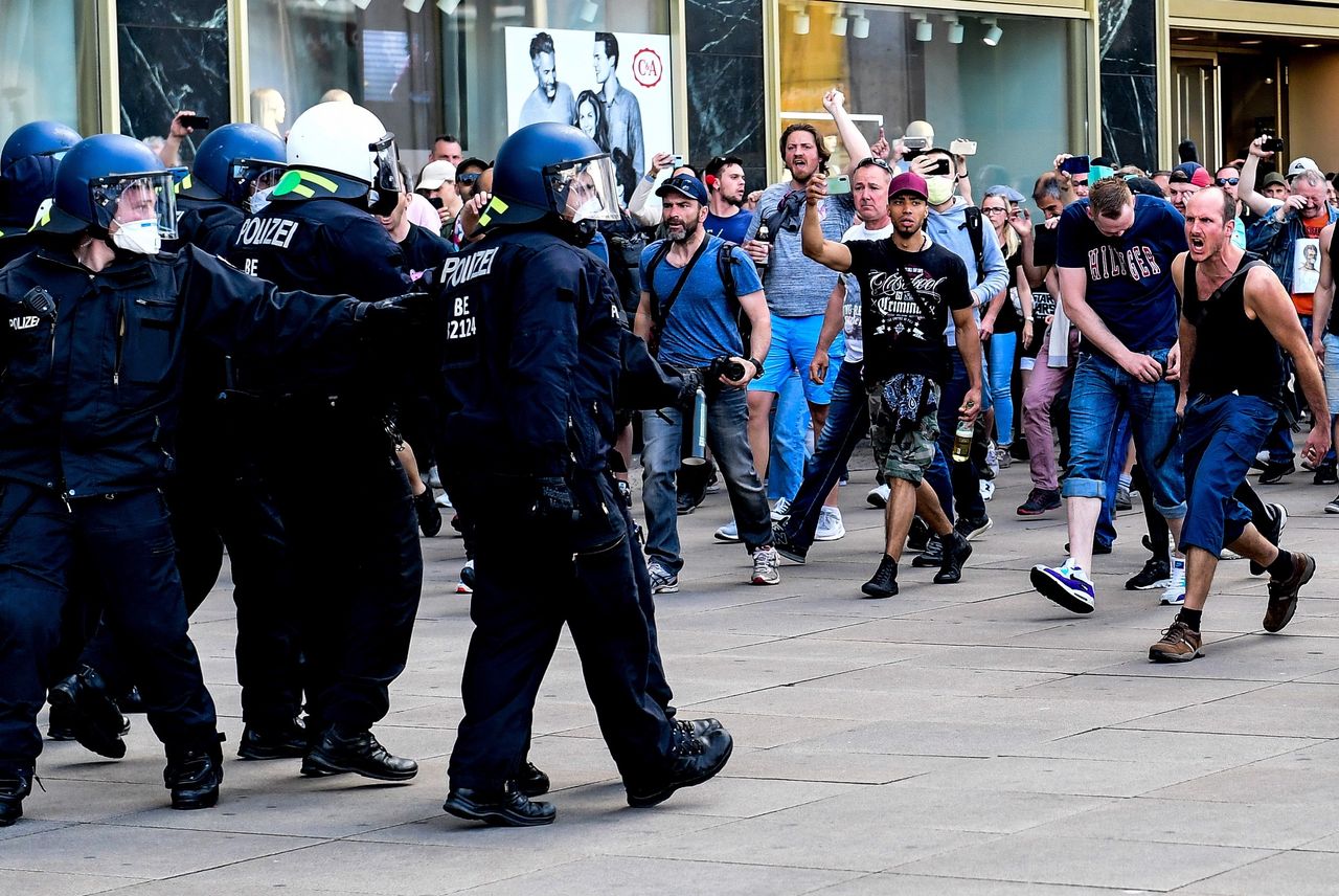 Niemcy mają dość. Protestują przeciwko ograniczeniu swobód obywatelskich z powodu koronawirusa