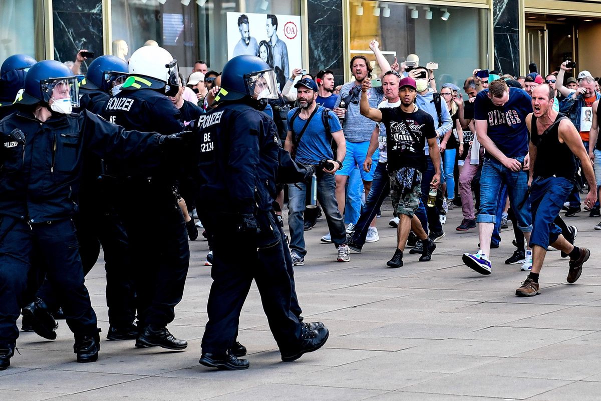 Niemcy mają dość. Protestują przeciwko ograniczeniu swobód obywatelskich z powodu koronawirusa