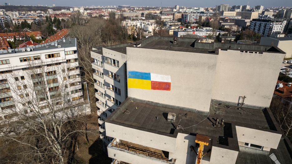 Flagi na budynku przy Sobieskiego 100 