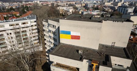 Warszawa. Flagi Polski i Ukrainy na budynku przy Sobieskiego 100. Pojawiły się w nocy