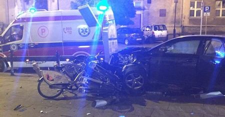 Pijany kierowca i zbyt duża prędkość. Ściął słupki i skasował stację roweru miejskiego