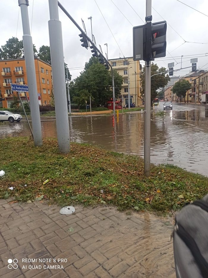 Zalane skrzyżowanie ul. Nadbystrzyckiej i ul. Głębokiej
