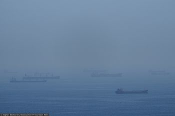 Kolejny atak na statek handlowy płynący przez Ormuz. "Nieznany pocisk"