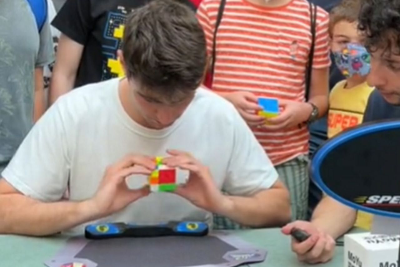 Trudno było to zauważyć. Tak pobił rekord świata w ułożeniu kostki Rubika na czas