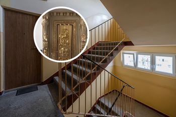 Wszedł na klatkę schodową. Pokazał drzwi do jednego z mieszkań