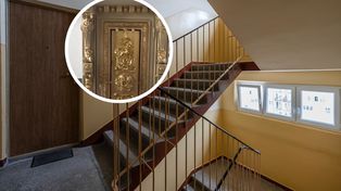 Wszedł na klatkę schodową. Pokazał drzwi do jednego z mieszkań