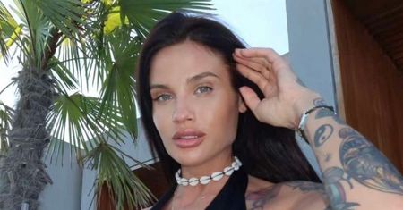 Karolina Gilon eksponuje ciążowe krągłości w osobliwym stroju "projektu" Kim Kardashian