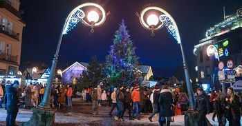 Zakopane: Na Krupówkach rozbłysła choinka. Tłumy turystów i mieszkańców