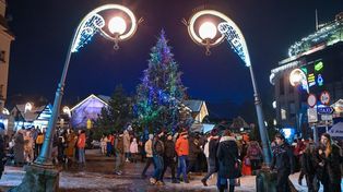 Zakopane: Na Krupówkach rozbłysła choinka. Tłumy turystów i mieszkańców
