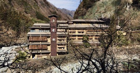 Ten hotel to prawdziwy staruszek. Działa od ponad 1300 lat