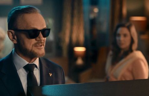 Cezary Pazura jako Agent Vectry reklamuje ofertę z Netfliksem