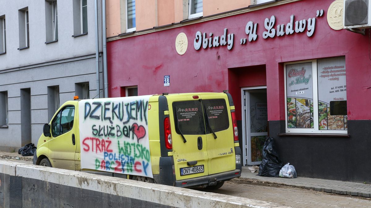 Oszuści żerują na tragedii powodzian – jak uniknąć zagrożenia?