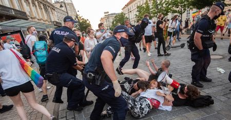 Warszawa. 48 osób z zarzutami po protestach w stolicy. Wszyscy opuścili już komendy