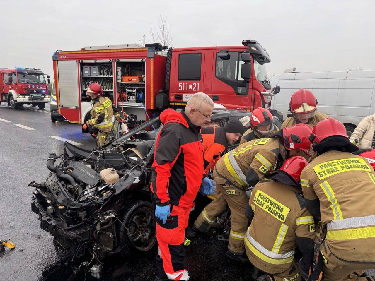Dolnośląskie: Czołowe zderzenie autobusu z osobówką. Siedem osób rannych