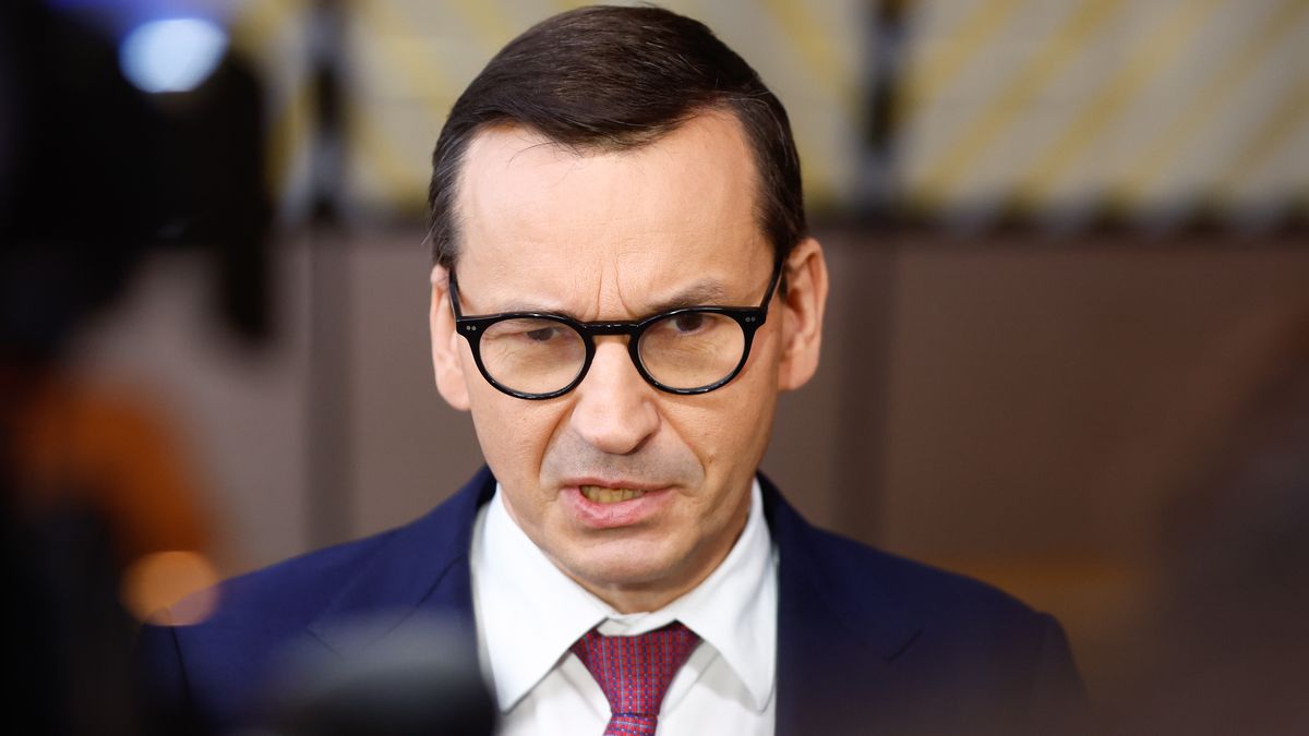 Poland's Prime Minister Mateusz Morawiecki speaks to the press at the start of a two-day EU Council in Brussels, Belgium, 20 October 2022. The Council will gather on 20-21 October to discuss the ongoing conflict in Ukraine, the energy crisis, economic issues and external relations. EPA/STEPHANIE LECOCQ Dostawca: PAP/EPA.