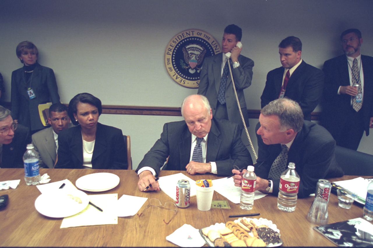 Wiceprezydent Dick Cheney, Sekretarz Stanu Condoleezza Rice i urzędnicy w PEOC (President's Emergency Operations Center)