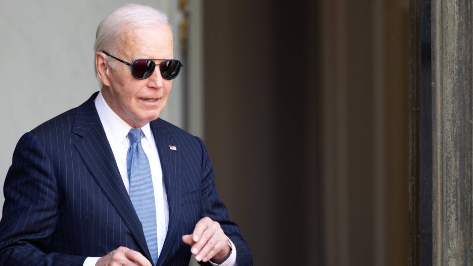 Joe Biden leaves the Presidential Elysee Palace - Paris
US President Joe Biden wears sunglasses as he leaves the Elysee after a meeting with French President as part of US President state visit to France, at the Presidential Elysee Palace in Paris on June 8, 2024. Biden is due to meet Macron for talks at the Elysee Palace in Paris followed by a state banquet given in his honour, with Ukraine's battle against the Russian invasion the dominant topic. Photo by Raphael Lafargue/ABACAPRESS.COM 
Dostawca: PAP/Abaca
Lafargue Raphael/ABACA