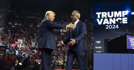 Trump wezwał sekretarza ds. zdrowia na dywanik. Chodzi o szczepionki