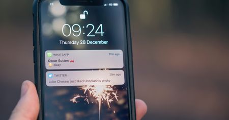WhatsApp zapewnia o prywatności... wyświetlając spam