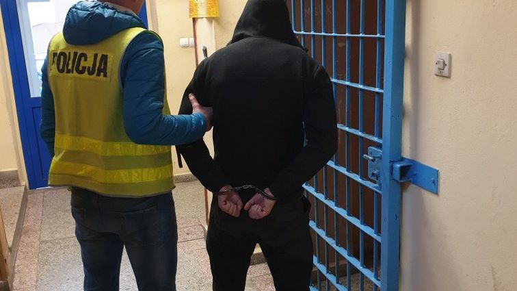 Mieszkaniec Węgierskiej Górki włamał się do przyczepy campingowej, a potem ją spalił.