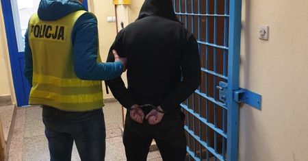 Śląsk. Chciał być sprytny. Włamał się do przyczepy kempingowej i by zatrzeć ślady spalił ją