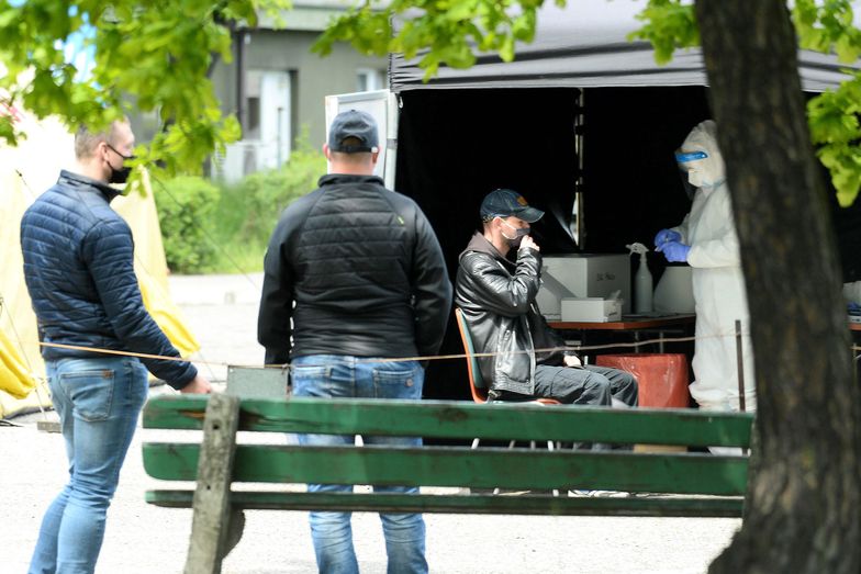 Górnicy podczas ponownego badania na Covid-19. Ponownego, bo na ich próbkach zamazały się oznaczenia