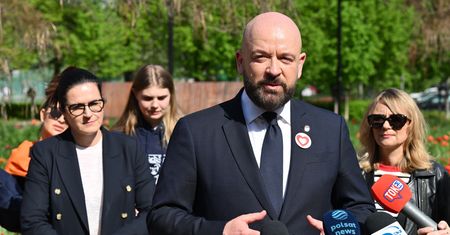 Koniec z dyplomami Collegium Humanum w miejskich spółkach. Jest zapowiedź Jacka Sutryka