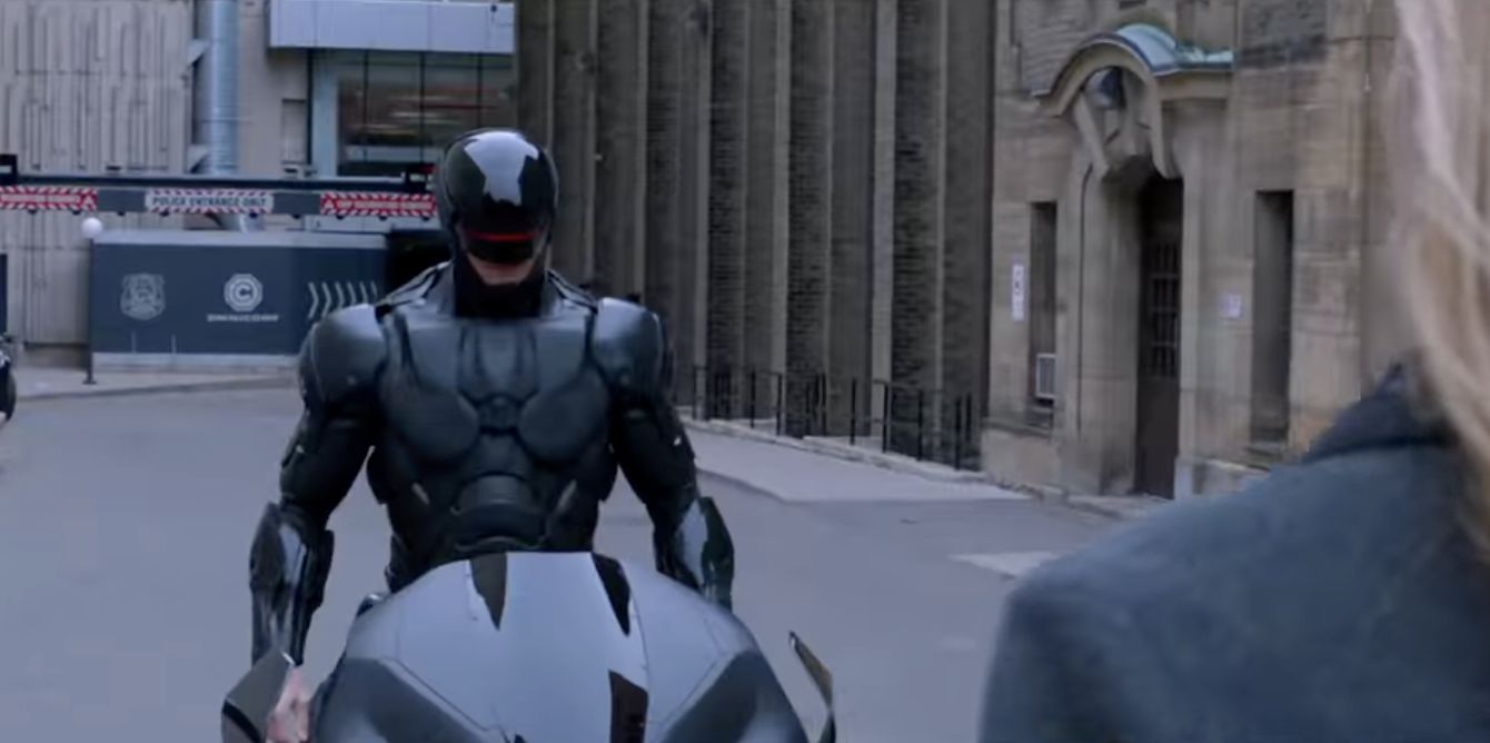 Kadr z filmu "RoboCop" z 2014 roku