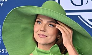 Joanna Jabłczyńska miała 18 lat, gdy odkryła ZDRADĘ ojca. Po latach ujawniła, jakie mają relacje. "Swoje razem z tatą przeszliśmy"