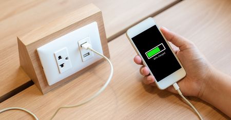 Liczby nie kłamią. Jesteśmy niewolnikami baterii smartfonów