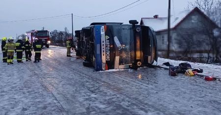 Wypadek autokaru. Wypadł z drogi i przewrócił się na bok. Przewoził 59 pasażerów z Ukrainy