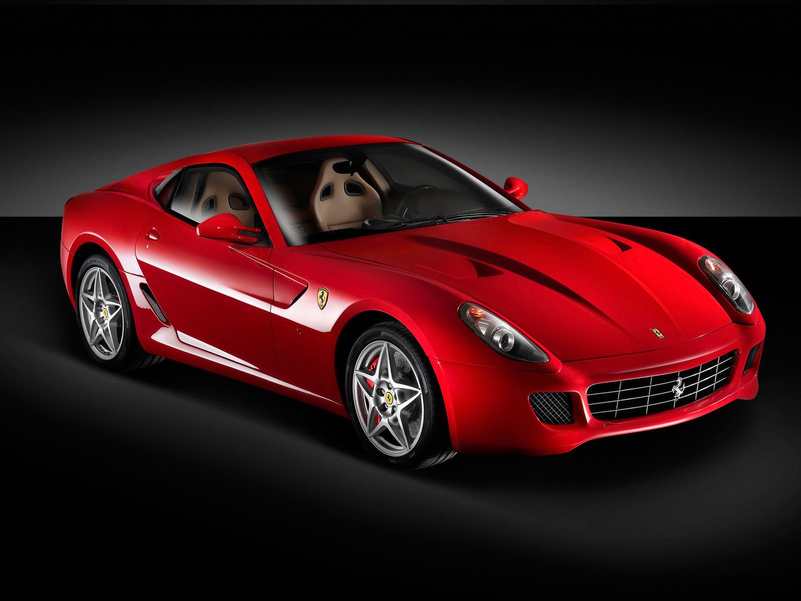 Najszybszy czas przejazdu Zielonego Piekła w Ferrari 599 GTB Fiorano należy do Horsta von Saurmy i wynosi 7:47.