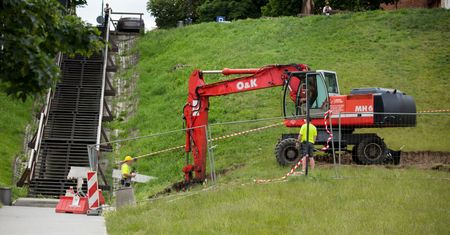 Kartonowe czeki PiS-u. Premier ręcznie rozdzieli pieniądze dla samorządów